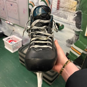 2024 True Catalyst 7x4 Hockey Goalie Skates Regular Width 7 (Used)