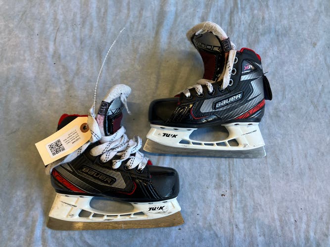 Youth Bauer Vapor X2.7 Hockey Goalie Skates Regular Width 11 (Used)