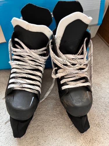 2018 CCM Tacks 9042 Hockey Skates Size 4 (Used)