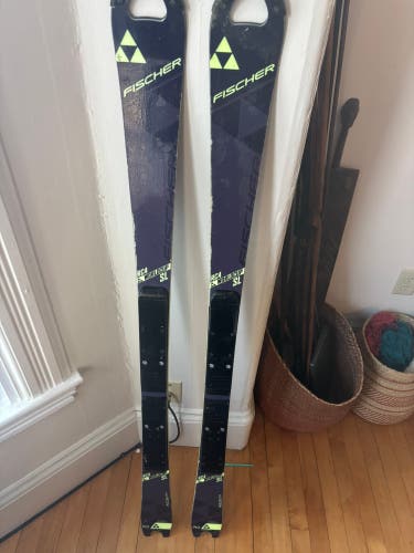Unisex Fischer RC4 Race JR 140 cm Racing Skis Without Bindings (Used)