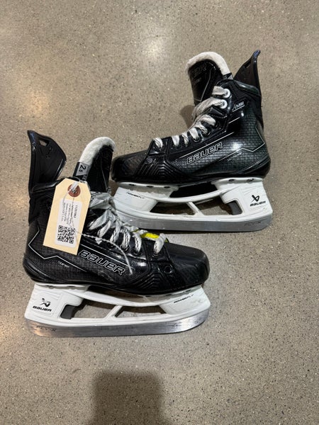 Junior Bauer Supreme M50 Pro Hockey Skates Extra Wide Width Size 2.5 (Used)