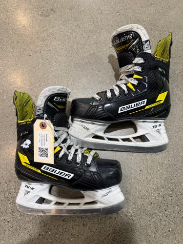 Junior Bauer Supreme M4 Hockey Skates Extra Wide Width Size 1.5 (Used)
