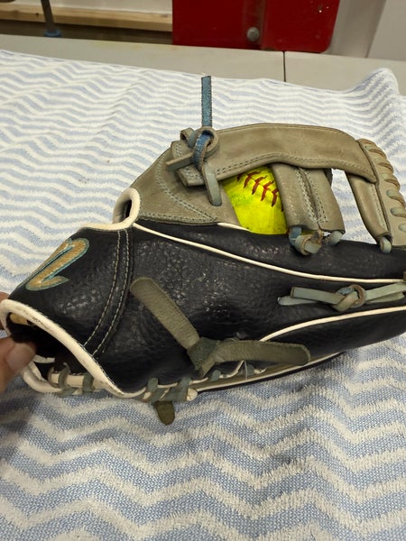 Marucci RH Infield Softball Glove 11" (Used)