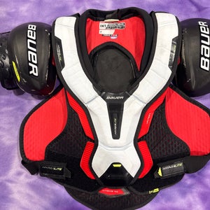 Medium Intermediate Bauer Vapor Hyperlite Shoulder Pads (Used)