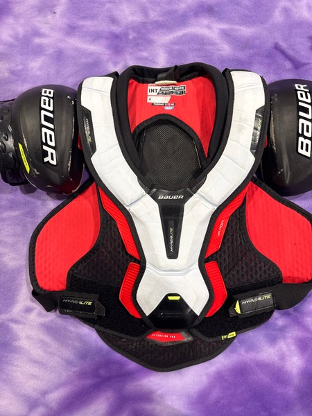 Medium Intermediate Bauer Vapor Hyperlite Shoulder Pads (Used)