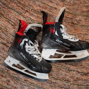 2023 Bauer Vapor X5 Pro Hockey Skates Wide Width Size 5.5 (Used)