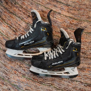2022 Bauer Supreme M5 Pro Hockey Skates Regular Width Size 5 (Used)