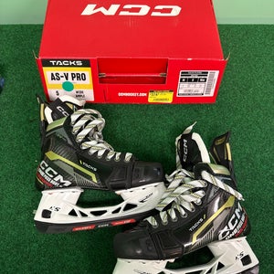 Intermediate CCM AS-V Pro Hockey Skates (Wide) Size 5 (New)