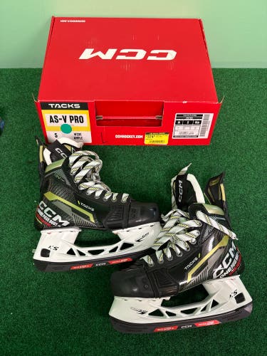 Intermediate CCM AS-V Pro Hockey Skates (Wide) Size 5 (New)