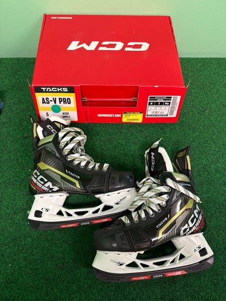 Intermediate CCM AS-V Pro Hockey Skates (Wide) Size 5 (New)