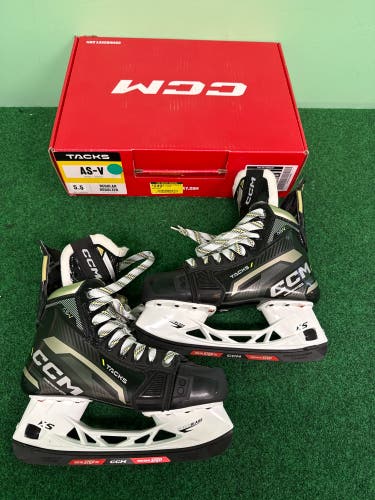 Intermediate CCM AS-V Hockey Skates (Regular) Size 5.5 (New)