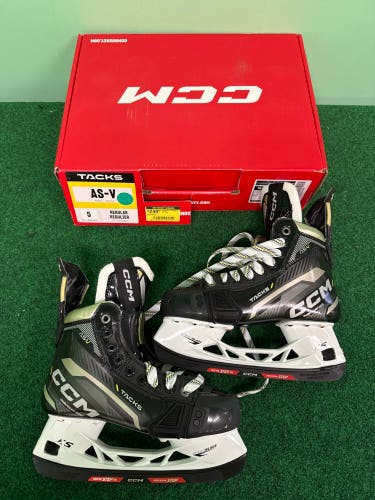 Intermediate CCM AS-V Hockey Skates (Regular) Size 5 (New)