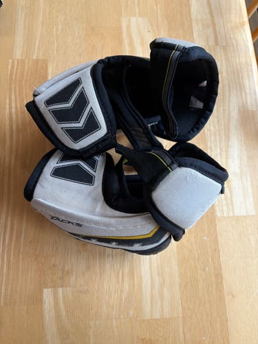 Junior Medium CCM 4052 Elbow Pads (Used)