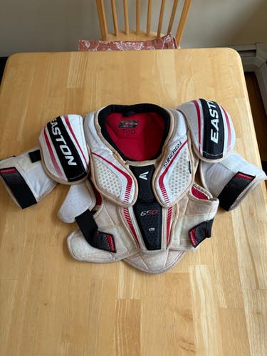 Large Junior Easton Synergy 650 Shoulder Pads (Used)