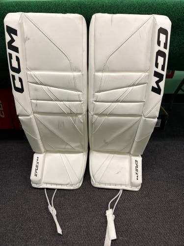 White Intermediate CCM EFlex 6.9 Goalie Leg Pads (Used) | 30"+1"