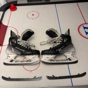 2023 Bauer Vapor Hyperlite 2 Hockey Skates Regular Width Pro Stock 10 (Used)