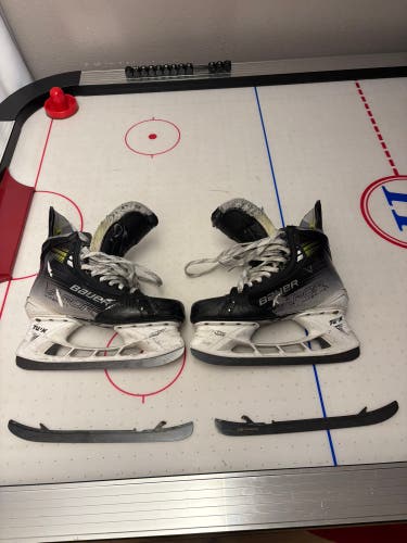 2023 Bauer Vapor Hyperlite 2 Hockey Skates Regular Width Pro Stock 10 (Used)