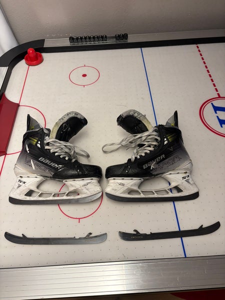 2023 Bauer Vapor Hyperlite 2 Hockey Skates Regular Width Pro Stock 10 (Used)