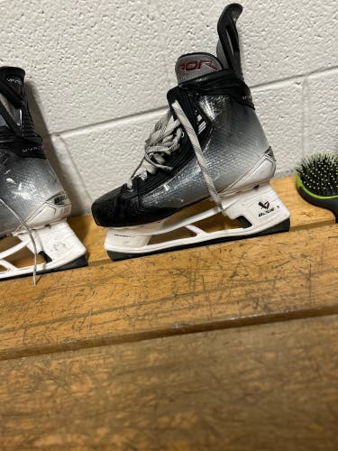 2023 Bauer Vapor Hyperlite 2 Hockey Skates Regular Width Pro Stock Size 6.5 (Used)