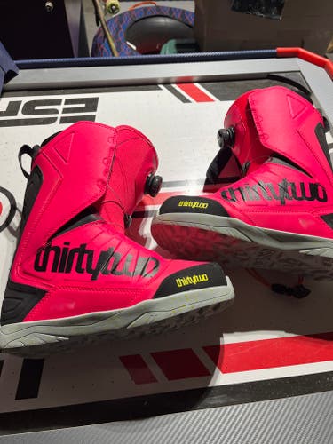 Men's Size M 9.0 (W 10.0) Thirty Two Snowboard Boots Medium Flex (Used)