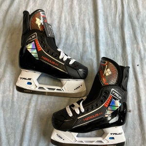Junior True HZRDUS 5X Hockey Skates Regular Width Size 1.5 (New)
