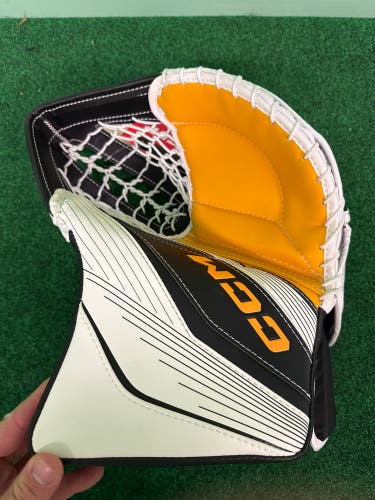 Black & Yellow Senior CCM EFlex 6.9 Goalie Glove Regular (New)