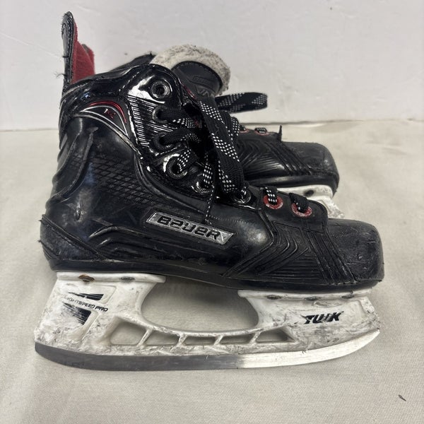 Junior Youth Size 13.5 Bauer Vapor 1X Ice Hockey Skates.
