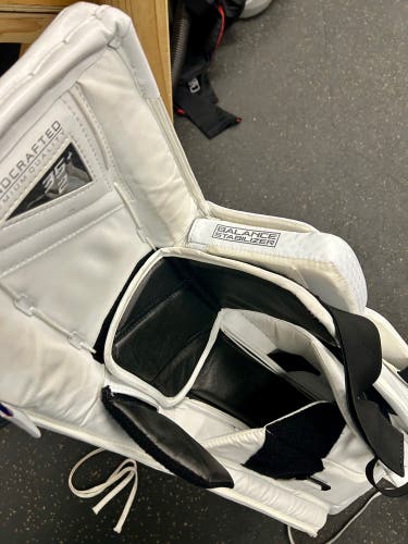 35" 2023 Vaughn V10 Pro Carbon Goalie Leg Pads (Used)