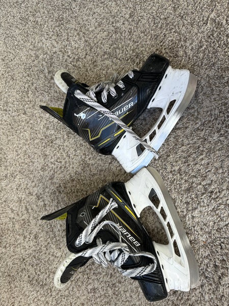 Bauer Supreme Hockey Skates Regular Width Size 1.5 (Used)