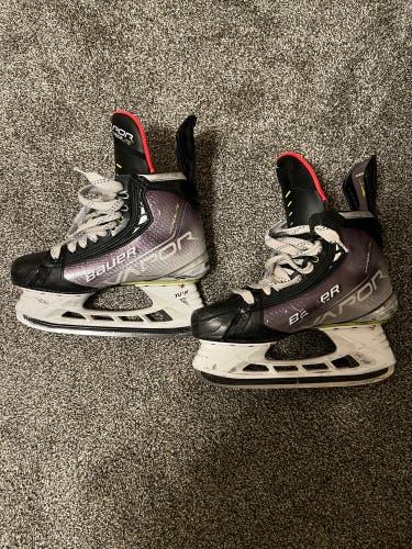 2021 Bauer Vapor Hyperlite Hockey Skates Regular Width 6.5 (Used)