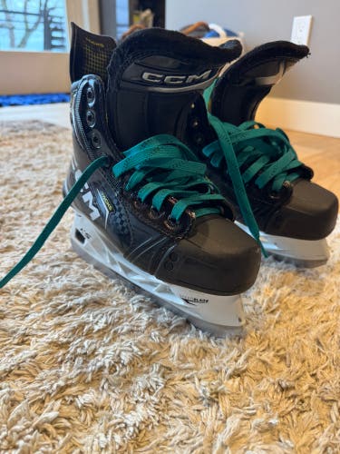CCM Hockey Skates Wide Width Size 3.5 (Used)