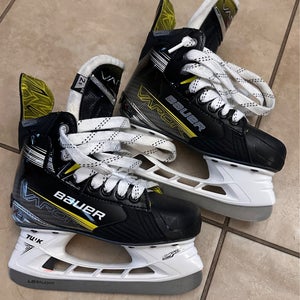 2023 Bauer Vapor X4 Hockey Skates Size 2.5 (Used)