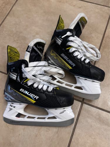 2023 Bauer Vapor X4 Hockey Skates Size 2.5 (Used)