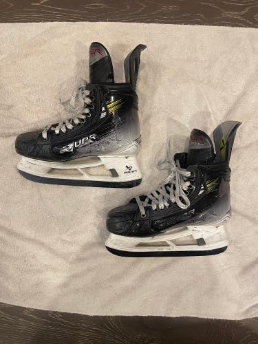 2023 Bauer Vapor Hyperlite 2 Hockey Skates Regular Width 7 (Used)