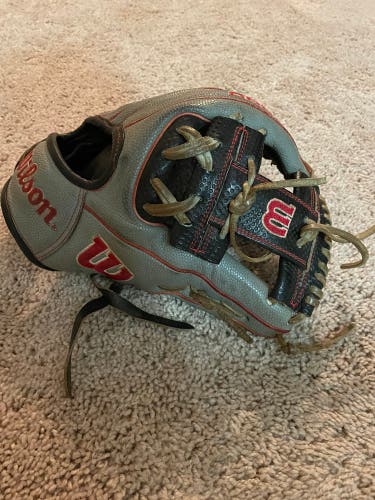 2023 Wilson A2000 RH Infield Baseball Glove 11.75" (Used)