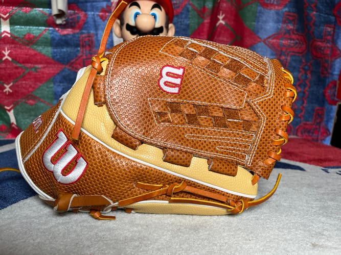 2025 Wilson A2000 RH Outfield Softball Glove 12.5" (New)