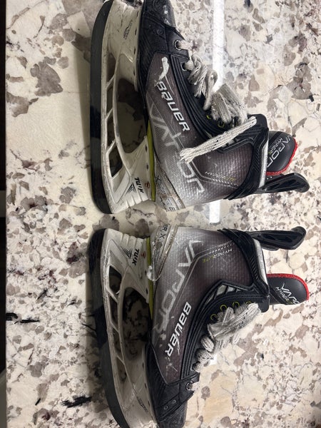 Bauer Vapor Hyperlite Hockey Skates Size 5 (Used)