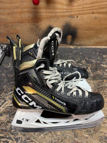 2022 CCM AS-V Pro Hockey Skates Regular Width 9 (Used)