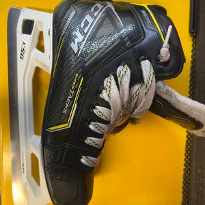 2020 CCM Super Tacks 9370 Hockey Goalie Skates Regular Width Size 4 (Used)