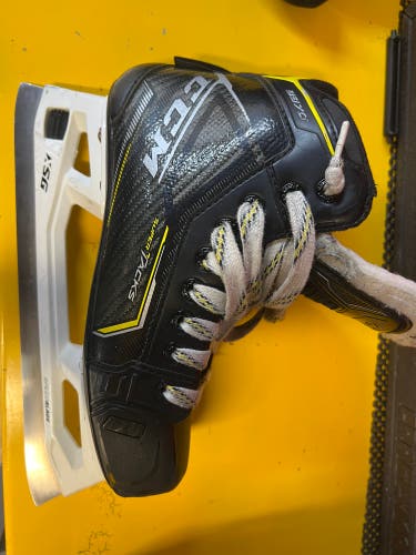 2020 CCM Super Tacks 9370 Hockey Goalie Skates Regular Width Size 4 (Used)