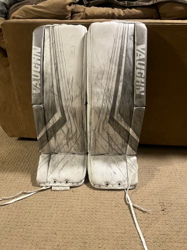 33" 2020 Vaughn V10 Pro Carbon Goalie Leg Pads (Used)