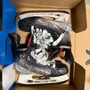 Bauer Vapor Hyperlite Hockey Skates Size 5 (Used) w/Fly-Ti Runners and Bladetech Runners