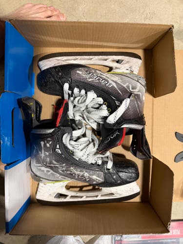 Bauer Vapor Hyperlite Hockey Skates Size 5 (Used) w/Fly-Ti Runners and Bladetech Runners
