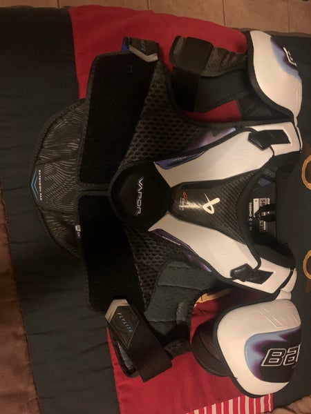 Medium Senior Bauer Vapor Flylite Shoulder Pads (New)