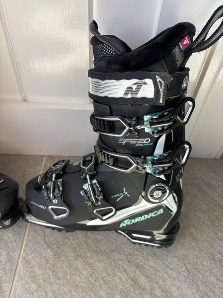 Like new women’s Nordica speedmachine 3 ski boots