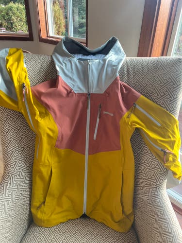 Patagonia Snowdrifter Shell and Bib set 2023/2024 season- nearly new!