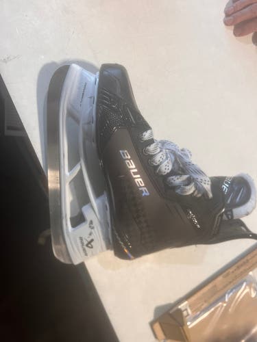 2024 Bauer Supreme Shadow Hockey Skates Regular Width 7.5 (Used)