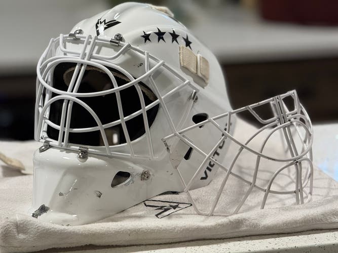 Victory V8 Goalie Mask - Medium - USED