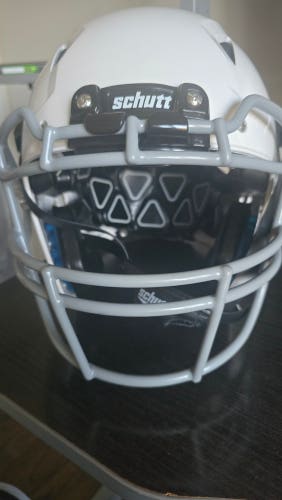Youth Extra Large Schutt Vengeance A11 Helmet (Used)