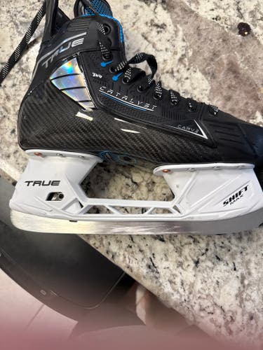2025 True Catalyst 7X4 Hockey Skates Regular Width 8 (Used)